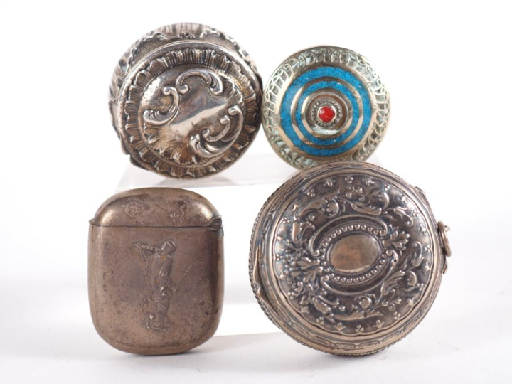 Deux différentes boîtes à pilules en argent 925. Poids. 46 g.   On y j