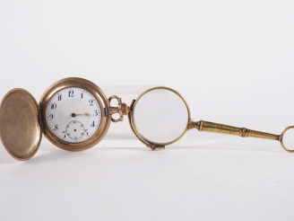 Vente aux enchères Ensemble comprenant :  - une montre de poche aveugle en métal doré.  C