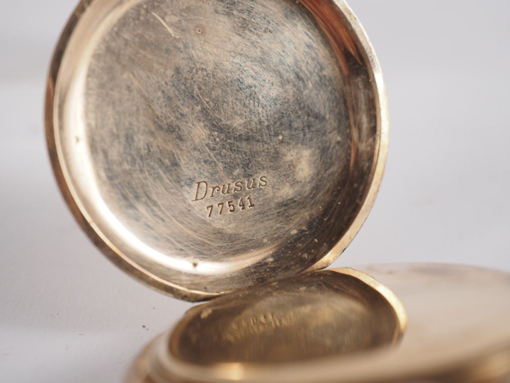 Ensemble comprenant :  - une montre de poche aveugle en métal doré.  C