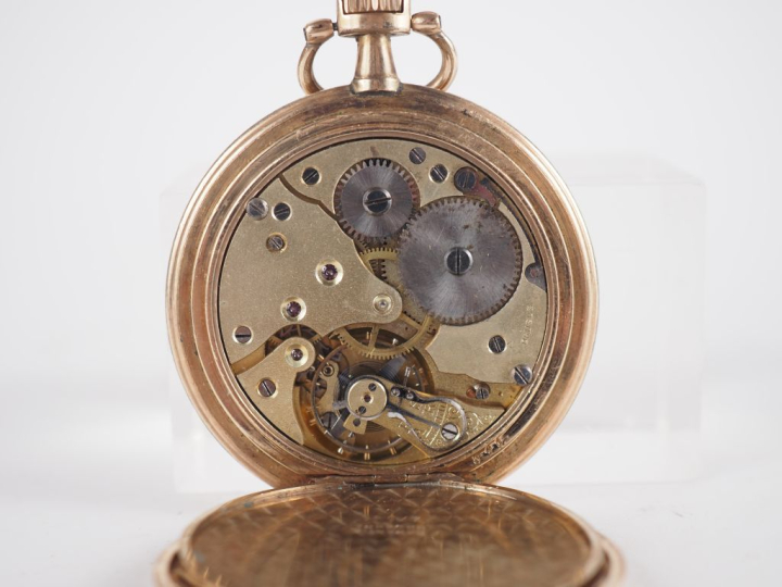 Ensemble comprenant :  - une montre de poche aveugle en métal doré.  C