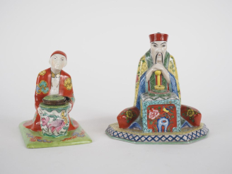 Vente aux enchères Un encrier et une lampe en porcelaine polychrome de Desvres figurant d