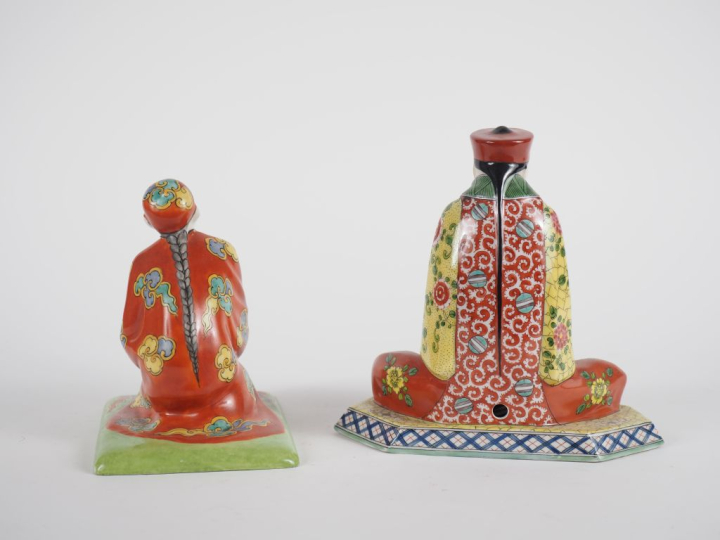 Un encrier et une lampe en porcelaine polychrome de Desvres figurant d