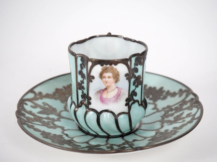 SEVRES (dans le goût de) Tasse et sous-tasse en porcelaine céladon à d