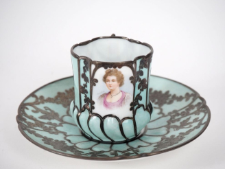 Vente aux enchères SEVRES (dans le goût de) Tasse et sous-tasse en porcelaine céladon à d