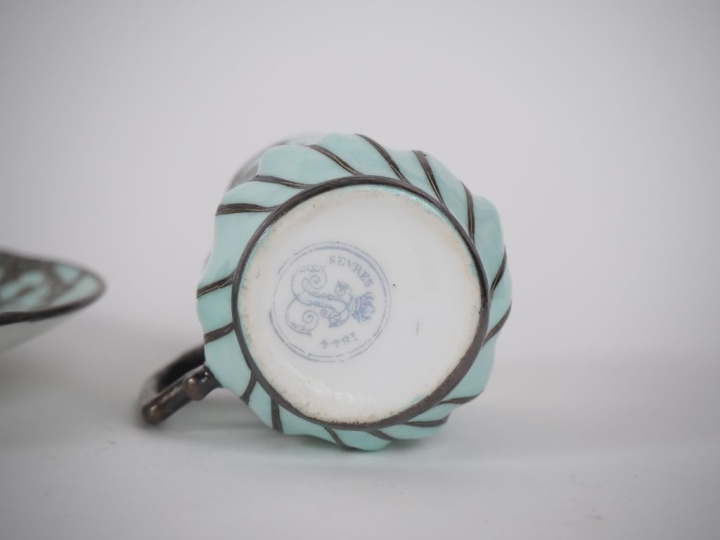 SEVRES (dans le goût de) Tasse et sous-tasse en porcelaine céladon à d