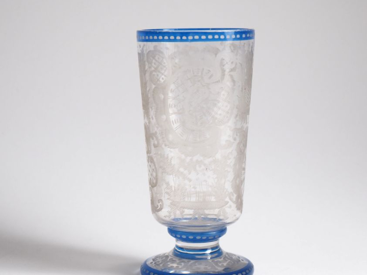 Verre à pied en cristal de bohème bicolore à décor gravé d'architectur