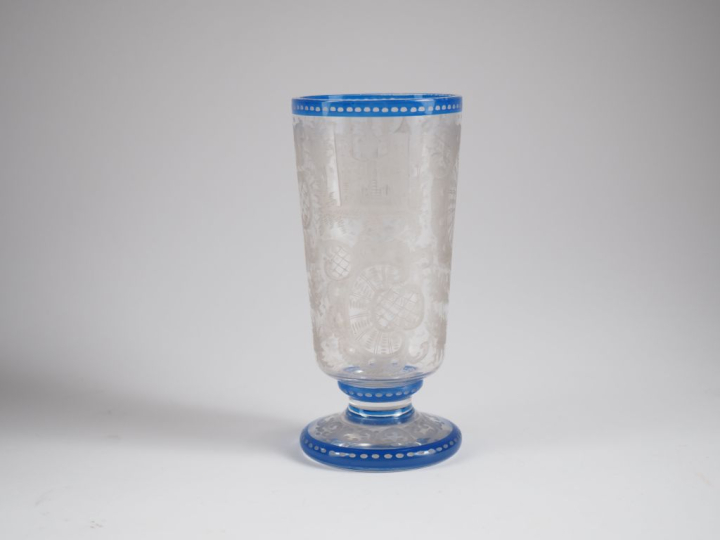 Verre à pied en cristal de bohème bicolore à décor gravé d'architectur