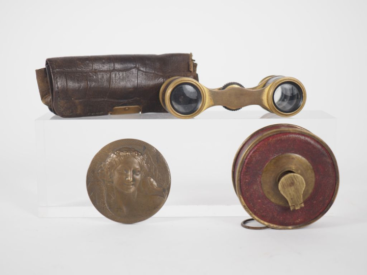 Réunion d'objets de vitrine comprenant :  - Médaille "jeune fille au s