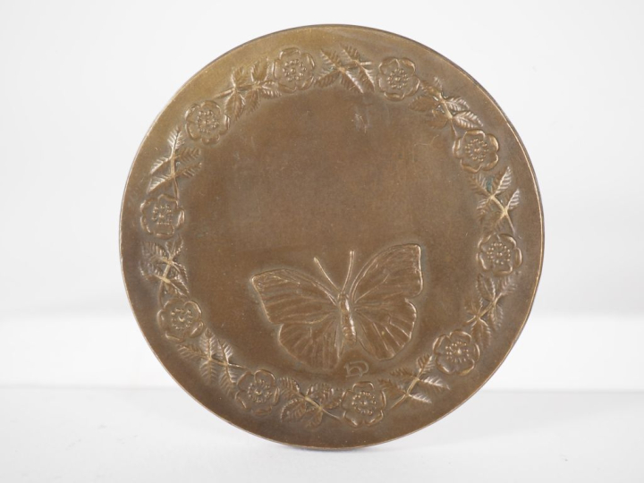 Réunion d'objets de vitrine comprenant :  - Médaille "jeune fille au s