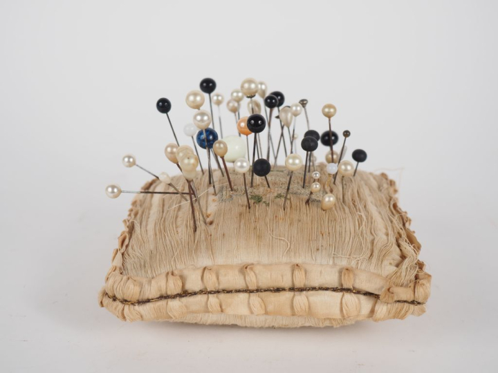 Collection de 46 épingles à chapeaux sur un présentoir en forme de cou