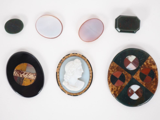 Vente aux enchères 5 différents cabochons en pierre dure ou verre. On y joint un camée en