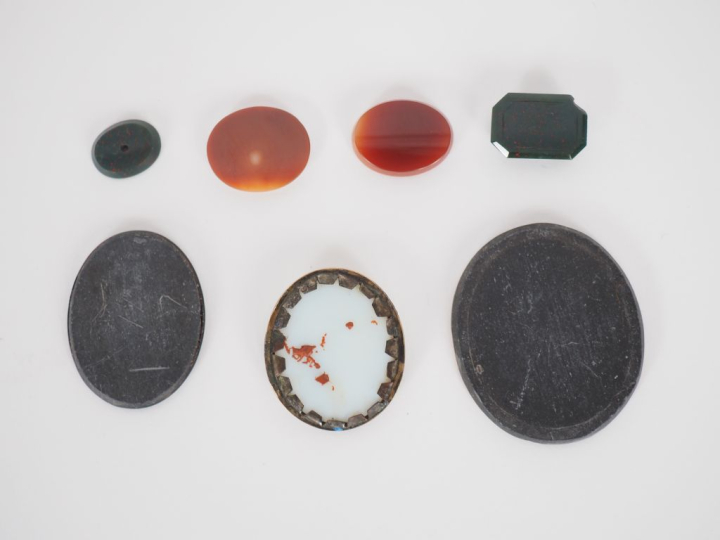 5 différents cabochons en pierre dure ou verre. On y joint un camée en