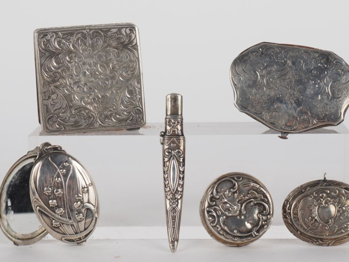 6 différentes boîtes à pilules, poudrier, porte monnaie, étui à crayon