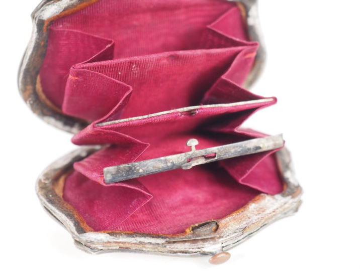 6 différentes boîtes à pilules, poudrier, porte monnaie, étui à crayon