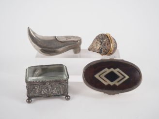 Vente aux enchères Quatre différentes boîtes en métal argenté, bois, pierre dure et verre