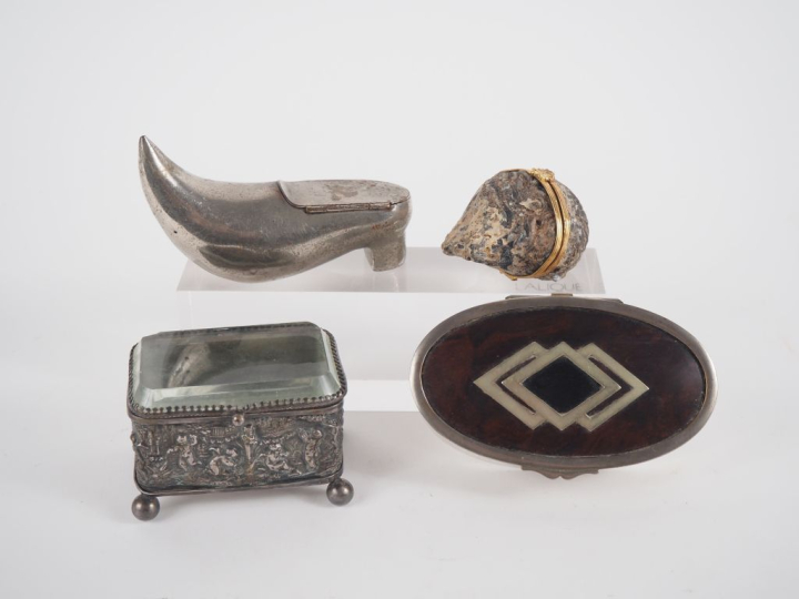 Quatre différentes boîtes en métal argenté, bois, pierre dure et verre