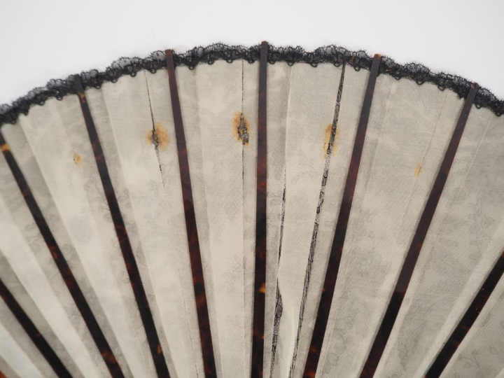Eventail fin XIXème - début XXème en soie et dentelle à motifs feuilla