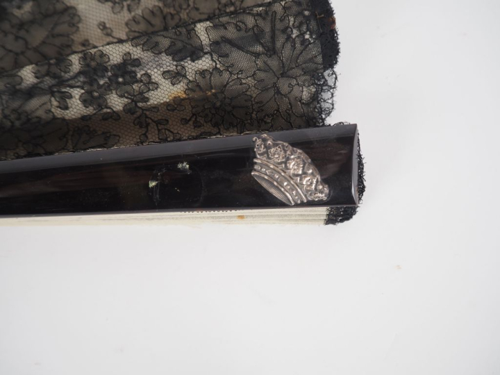 Eventail fin XIXème - début XXème en soie et dentelle à motifs feuilla