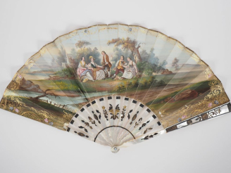 Vente aux enchères Eventail Xème en nacre à décor d'une scène galante. H. 27 cm. (Usures)