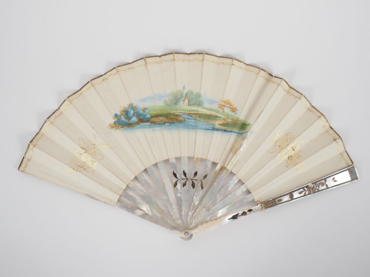 Eventail Xème en nacre à décor d'une scène galante. H. 27 cm. (Usures)