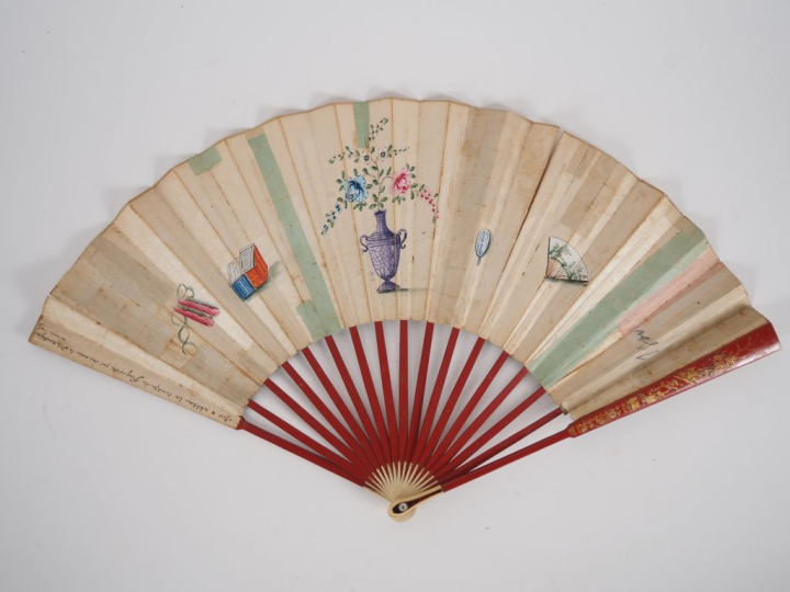 Eventail fin XIXème - début XXème de style Extrême-Orient en bois laqu