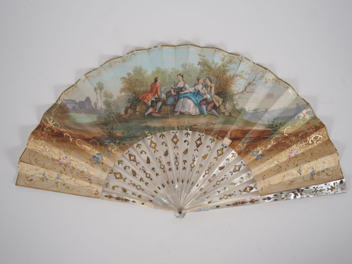 Eventail XIXème de style Louis XVI à décor d'une scène galante, 18 bri