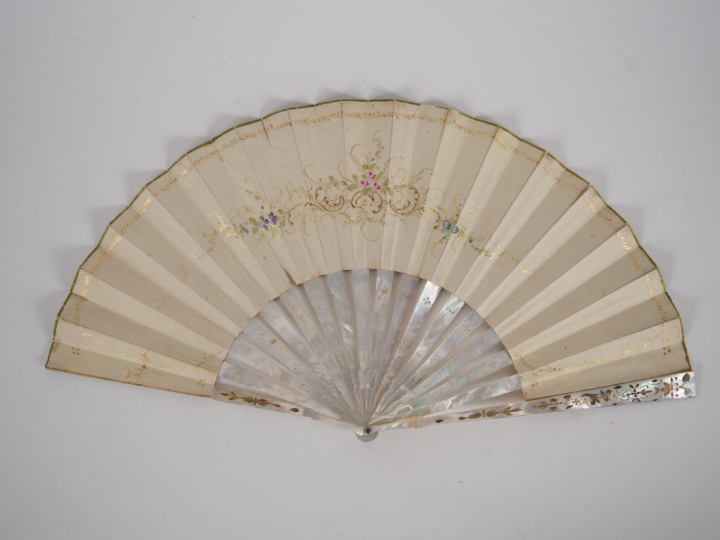 Eventail XIXème de style Louis XVI à décor d'une scène galante, 18 bri