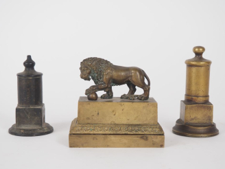 Vente aux enchères Encrier en laiton surmonté d'un "lion de Saint Marc". Dim. 10 x 10,5 x