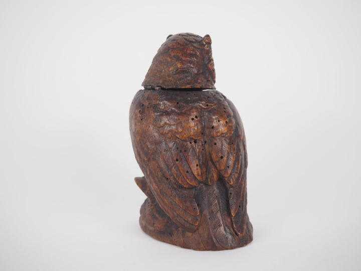 Sujet en bois sculpté, "hibou", formant boîte couverte. H. 14 cm.