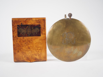 Vente aux enchères Etui à cigarette en loupe à décor en marqueterie de chevaux. Dim. 12 x