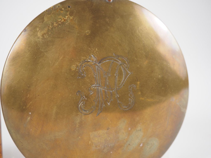 Etui à cigarette en loupe à décor en marqueterie de chevaux. Dim. 12 x