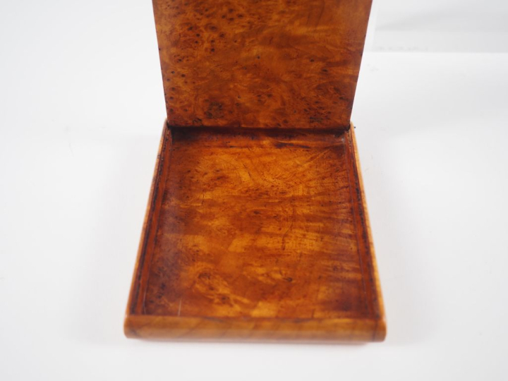 Etui à cigarette en loupe à décor en marqueterie de chevaux. Dim. 12 x