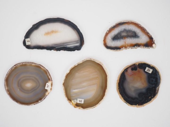 Cinq tranches d'agate naturelles. H. de 6 à 9 cm.  On y joint une obél