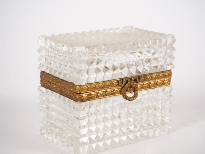 Petit coffret à bijoux en verre taillé en pointe de diamant, monture e