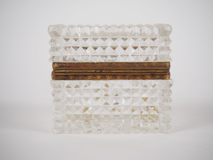 Petit coffret à bijoux en verre taillé en pointe de diamant, monture e