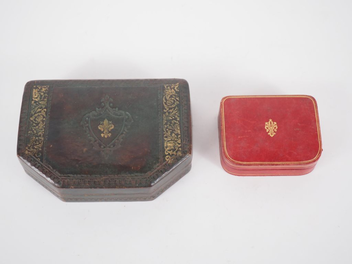 Deux différentes boîtes à bijoux gainées de cuir rouge et brun. Dim. 5