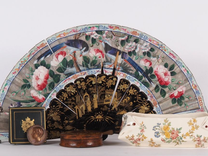 Ensemble d'objets de vitrine comprenant :  - Une boîte en loupe de for