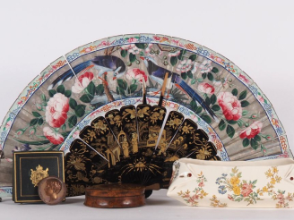 Vente aux enchères Ensemble d'objets de vitrine comprenant :  - Une boîte en loupe de for