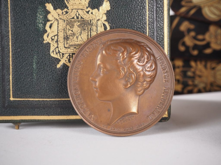 Ensemble d'objets de vitrine comprenant :  - Une boîte en loupe de for