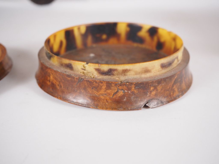 Ensemble d'objets de vitrine comprenant :  - Une boîte en loupe de for