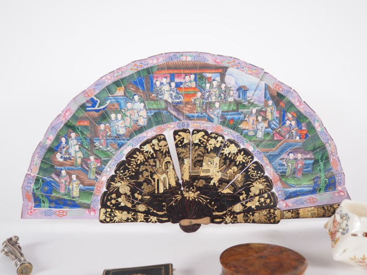 Ensemble d'objets de vitrine comprenant :  - Une boîte en loupe de for
