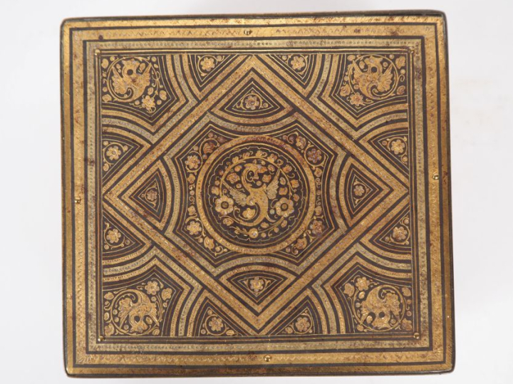Boîte à cigare en métal et métal doré à décor de motifs géométriques, 