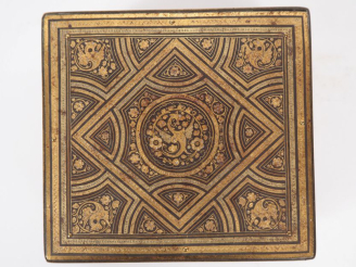 Vente aux enchères Boîte à cigare en métal et métal doré à décor de motifs géométriques, 