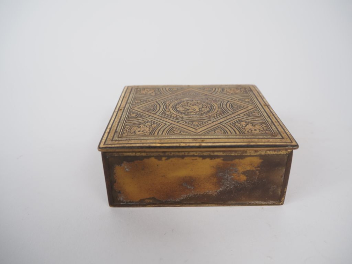 Boîte à cigare en métal et métal doré à décor de motifs géométriques, 