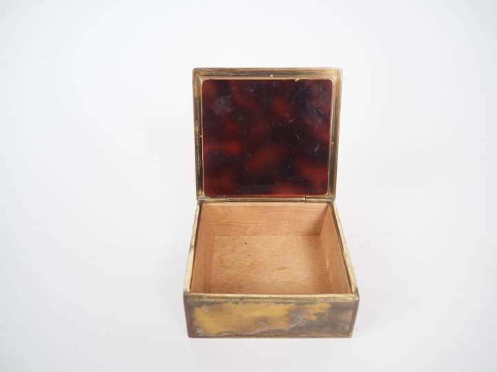 Boîte à cigare en métal et métal doré à décor de motifs géométriques, 