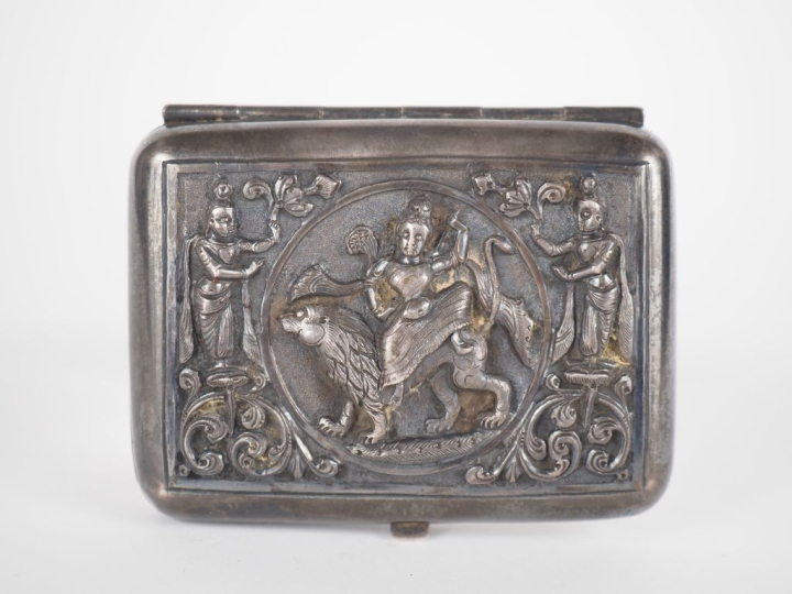 Etui à cigarette Extrême-orient en métal argenté, riche décor en léger