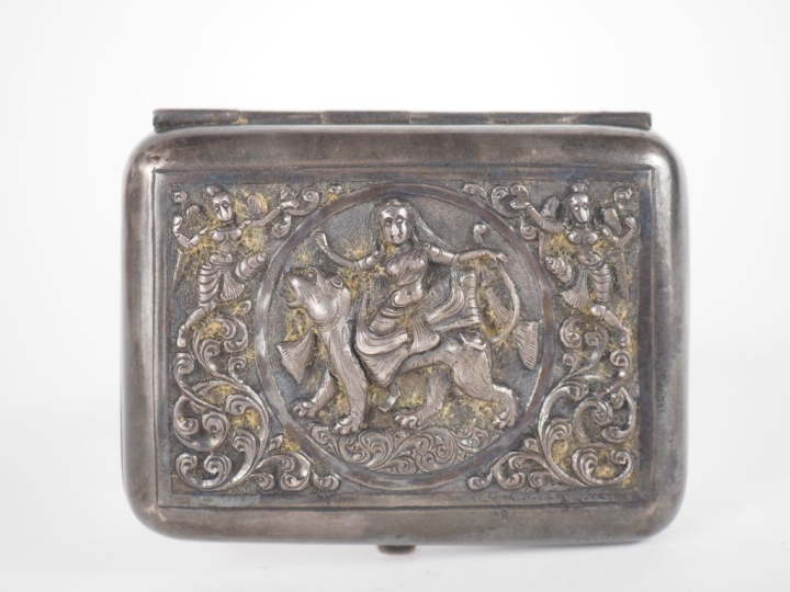 Etui à cigarette Extrême-orient en métal argenté, riche décor en léger