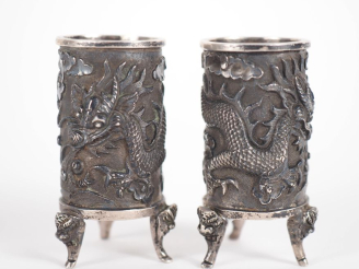 Vente aux enchères Paire de vases tripodes miniatures Extrême-orient en métal argenté à d