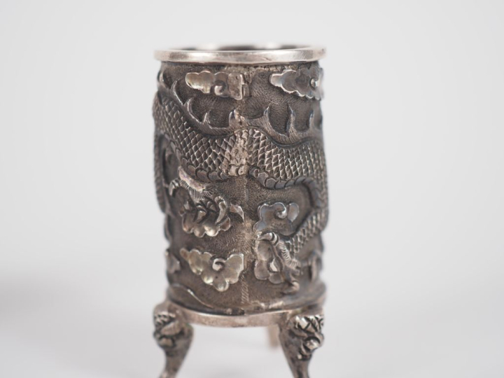Paire de vases tripodes miniatures Extrême-orient en métal argenté à d