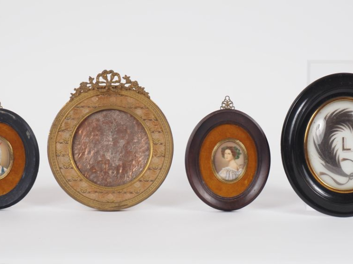 Cadre porte-photo de style Louis XVI en bronze à décor de nœud de ruba